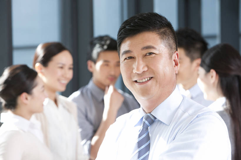 东方人,中年人,老年人,脸,头,脸颊,一个人,商务人士,商务男性,办公室,微笑,横图,室内,衬衫,商务,快乐,成功,信心,北京,中国,亚洲,套装,注视,方向,肩膀,观察,看,办公大楼,活力,摄影,观看,权威,察看,领导,经理,关注,肖像,商务装,工薪阶层,东亚,把握,老年男性,男人,亚洲人,中国人,头部,脸部,脸蛋,面部,白领,上班族,彩图,衬衣,首席执行官,掌控,bj175