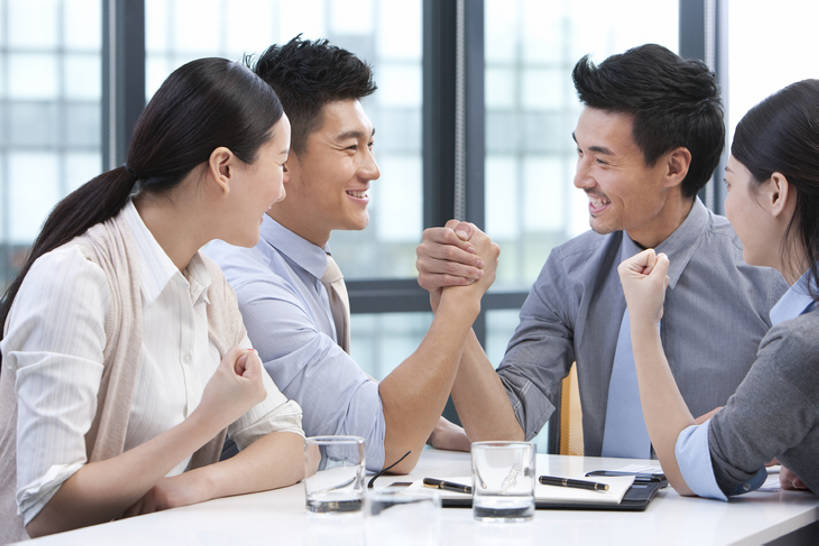 东方人,四个人,商务人士,商务男性,商务女性,办公室,坐,微笑,横图,室内,衬衫,商务,快乐,成功,竞争,桌子,北京,中国,亚洲,套装,欢呼,庆祝,办公大楼,活力,力量,扳手腕,摄影,专心,商务装,工薪阶层,东亚,男人,年轻男性,年轻女性,女人,亚洲人,中国人,年轻人,拳头,白领,上班族,半身,彩图,衬衣,bj175