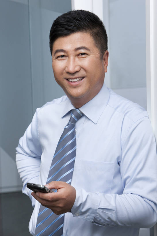 东方人,中年人,老年人,一个人,商务人士,商务男性,办公室,微笑,竖图,室内,正面,衬衫,商务,快乐,通讯,成功,信心,技术,手机,北京,中国,亚洲,套装,联系,注视,方向,观察,看,办公大楼,摄影,观看,察看,专心,领导,经理,关注,发短信,肖像,商务装,工薪阶层,智能手机,东亚,无线电技术,把握,老年男性,男人,亚洲人,中国人,白领,上班族,电话机,半身,彩图,衬衣,首席执行官,掌控,bj175