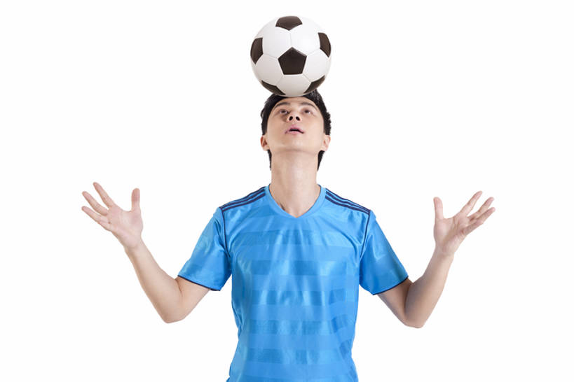 东方人,一个人,运动员,站,横图,室内,留白,白色背景,正面,运动服,锻炼,运动,橄榄球,足球,中国,亚洲,服装,足球运动员,球,衣服,向上看,健康,平衡,摄影,服饰,影棚,生活方式,专心,练习,衣着,穿着,摄影棚,爱好,头球,东亚,衣饰,体育活动,足球运动,年轻男性,亚洲人,中国人,年轻人,张开手臂,半身,彩图,影棚拍摄,拍摄,运动装,bj175