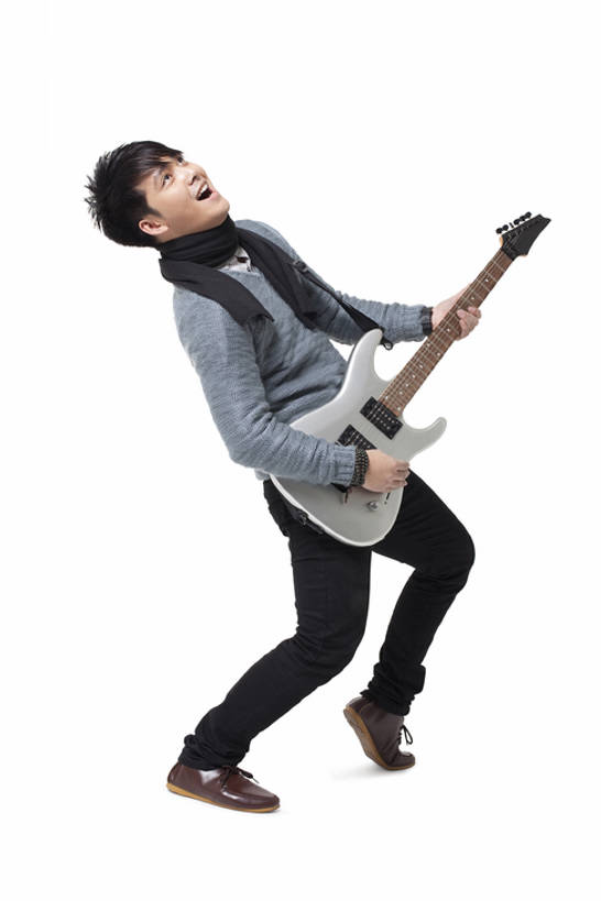 东方人,成年人,一个人,站,微笑,竖图,白色背景,正面,仰视,时尚,快乐,兴奋,信心,中国,亚洲,仅一个男性,仅一个人,电吉他,吉他,音乐,弹奏,拿着,牛仔裤,休闲装,刺激,仅一个年轻男性,围巾,张嘴,休闲,活力,生活方式,酷,愉悦,吉他手,张大嘴巴,东亚,摇滚乐,男人,男性,年轻男性,亚洲人,中国人,年轻人,秋天,张开嘴,彩图,低角度拍摄,全身,影棚拍摄,摇摆舞,态度,bj175
