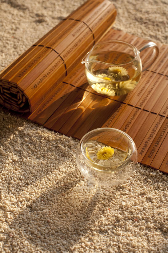 无人,竖图,俯视,茶,静物,沙子,茶道,饮食,饮料,茶壶,花茶,汉字,摄影,竹简,中国文化,菊花茶,热饮,东亚文化,茶杯,彩图,高角度拍摄,影棚拍摄,bj175