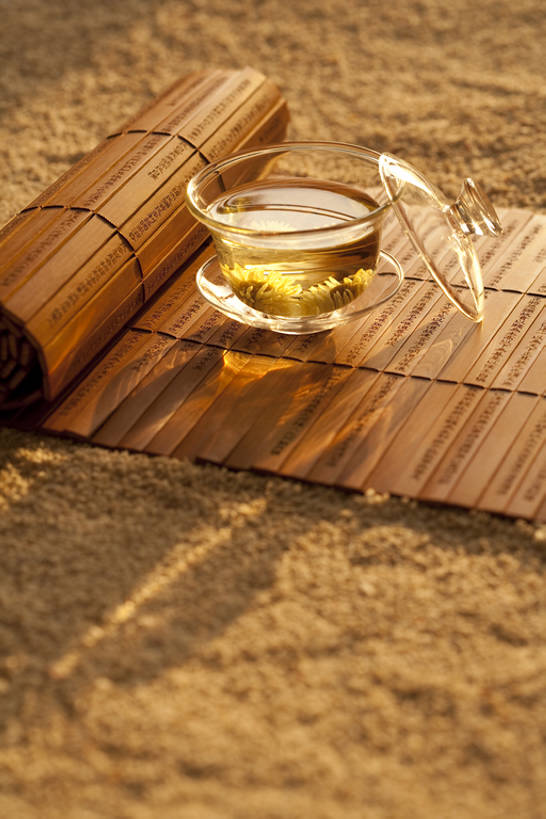 无人,竖图,茶,静物,沙子,茶道,饮食,饮料,花茶,汉字,摄影,竹简,中国文化,逆光,菊花茶,热饮,东亚文化,茶杯,彩图,影棚拍摄,bj175