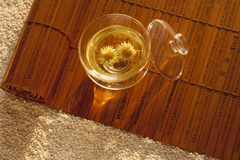 无人,横图,俯视,茶,静物,沙子,茶道,饮食,饮料,花茶,汉字,摄影,竹简,中国文化,菊花茶,热饮,东亚文化,茶杯,彩图,高角度拍摄,影棚拍摄,bj175