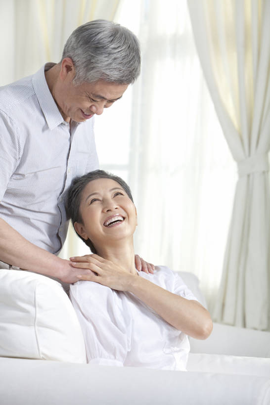 东方人,成年人,老年人,家庭,夫妻,客厅,微笑,竖图,室内,正面,爱情,快乐,中国,亚洲,浪漫,社区,舒服,温暖,温馨,一家人,恩爱,搭,恋人,和睦,起居室,搭着,东亚,北京市,异性恋,老年男性,老年女性,男人,男性,女人,女性,亚洲人,中国人,夫妇,情侣,半身,彩图,爱,深情,伴侣,融洽,bj175