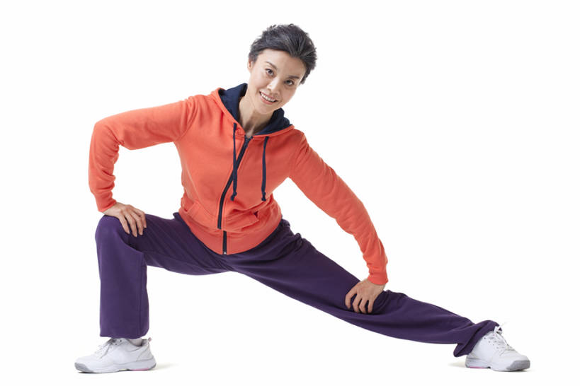 东方人,成年人,中年人,老年人,一个人,横图,白色背景,正面,运动服,快乐,信心,中国,亚洲,伸展,年轻,注视,观察,看,健康,力量,平衡,弓步,观看,察看,享乐,关注,弹性,东亚,老年女性,女人,女性,亚洲人,中国人,彩图,全身,影棚拍摄,bj175