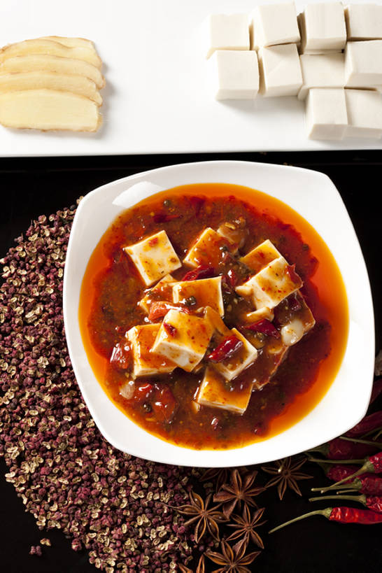 豆腐,无人,竖图,俯视,辣椒,静物,中国,亚洲,黑色背景,调味,香料,佐料,美味,食品,传统,麻婆豆腐,饮食,盘子,茴香,摄影,八角,八角茴香,大茴香,膳食,中国文化,东亚,主菜,八月珠,舶茴香,大料,作料,四川菜,彩图,高角度拍摄,传统文化,麻椒,成分,bj175