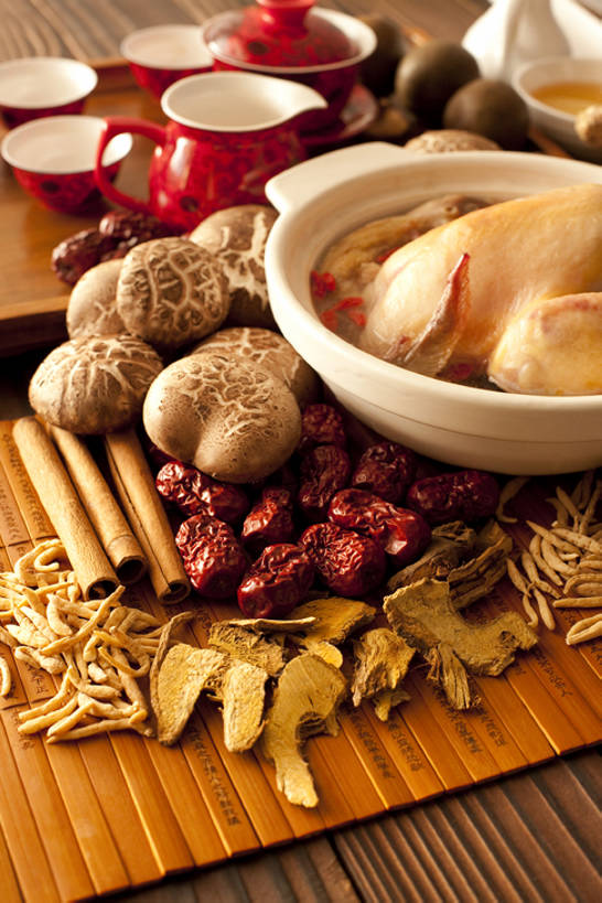 无人,竖图,俯视,桌子,鸡,静物,中国,亚洲,完整,炖锅,蘑菇,鸡肉,汤,美味,食品,营养,传统,饮食,家禽,饮料,摄影,竹简,膳食,中国文化,营养品,中医,东亚,白肉,主菜,鸡汤,东亚文化,健康食物,彩图,高角度拍摄,传统文化,bj175