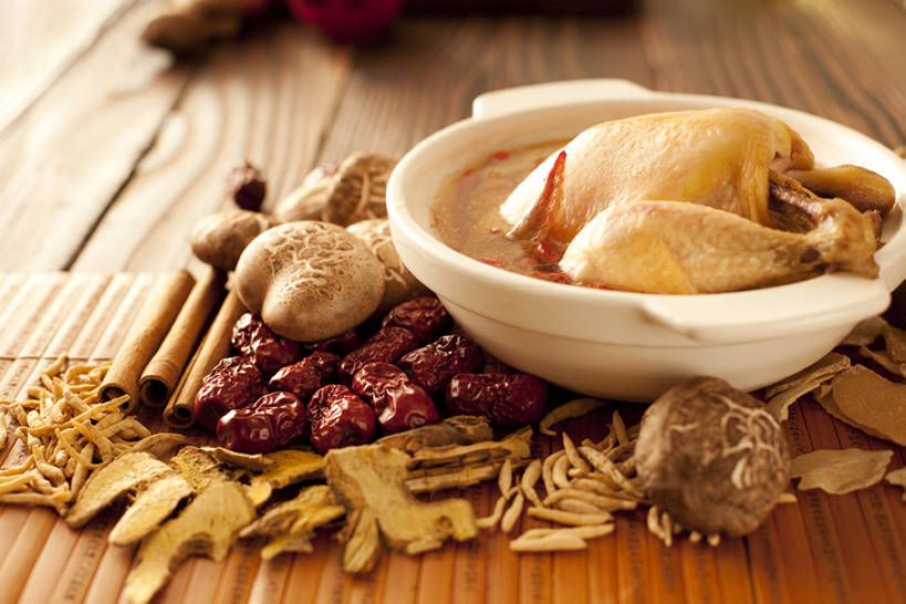 无人,横图,俯视,桌子,鸡,静物,中国,亚洲,完整,炖锅,蘑菇,鸡肉,汤,美味,食品,营养,传统,饮食,家禽,饮料,摄影,竹简,膳食,中国文化,营养品,中医,东亚,白肉,主菜,鸡汤,东亚文化,健康食物,彩图,高角度拍摄,传统文化,bj175