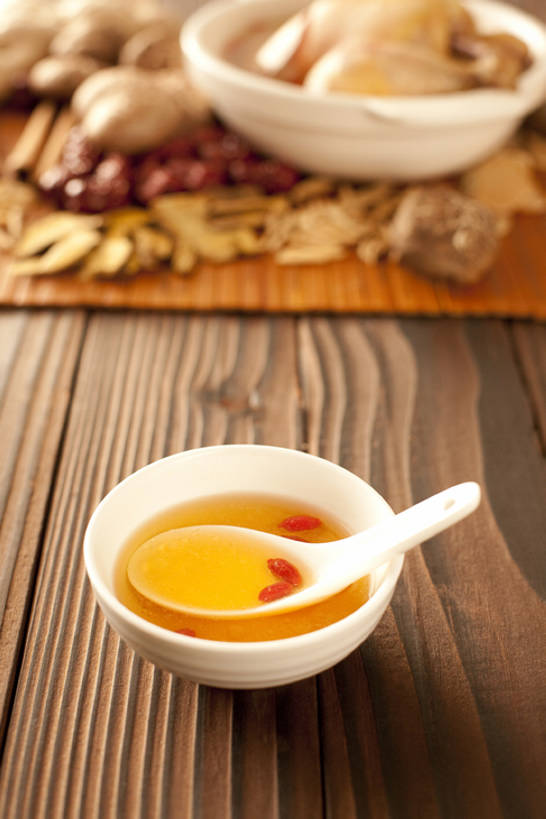 无人,竖图,俯视,桌子,鸡,静物,中国,亚洲,完整,炖锅,蘑菇,鸡肉,汤,美味,食品,营养,传统,饮食,家禽,饮料,汤匙,碗,摄影,竹简,枸杞,膳食,中国文化,营养品,中医,东亚,白肉,主菜,肉汤,鸡汤,东亚文化,健康食物,彩图,高角度拍摄,传统文化,bj175