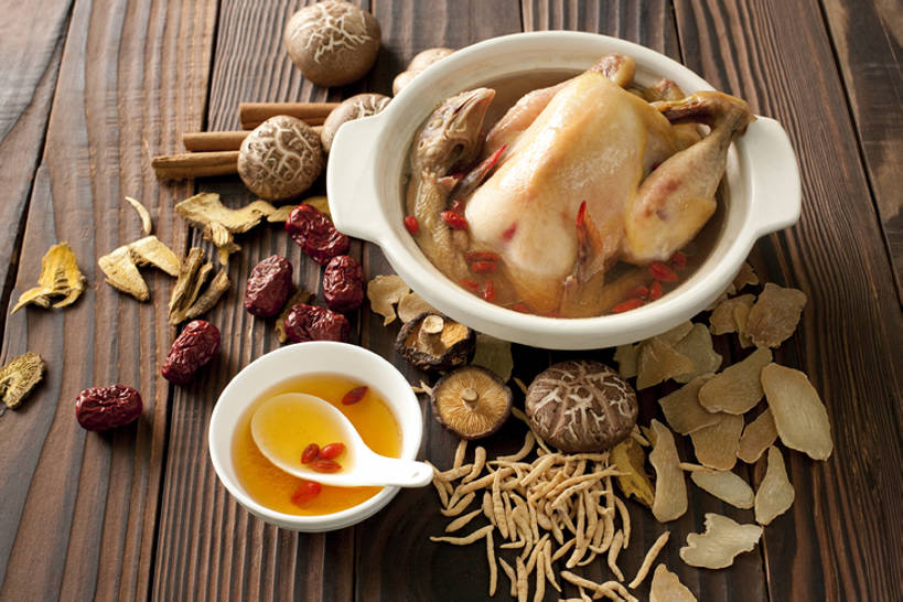 无人,横图,俯视,桌子,鸡,静物,中国,亚洲,完整,炖锅,蘑菇,鸡肉,汤,美味,食品,营养,传统,饮食,家禽,饮料,汤匙,碗,摄影,竹简,枸杞,膳食,中国文化,营养品,中医,东亚,白肉,主菜,肉汤,鸡汤,东亚文化,健康食物,彩图,高角度拍摄,传统文化,bj175