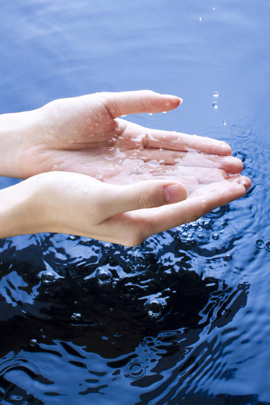 手,一个人,竖图,特写,水,拿着,干净,纯净水,摄影,清新,纯净,亚洲人,中国人,捧着,彩图,bj175