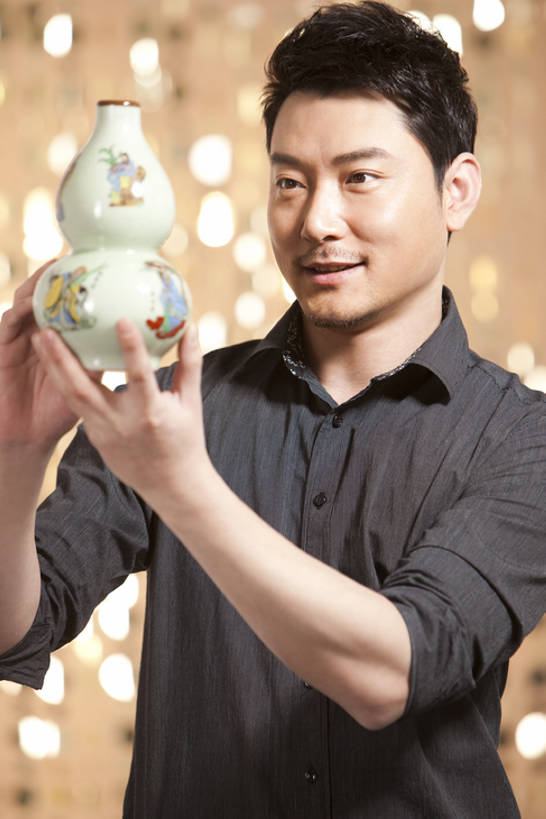 东方人,中年人,一个人,商店,笑,微笑,露齿笑,竖图,室内,正面,衬衫,购物,时尚,快乐,幸福,北京,中国,亚洲,仅一个男性,陶瓷制品,拿着,看,财富,摄影,古董,高雅,享乐,华贵,东亚,男人,中年男性,亚洲人,中国人,半身,彩图,欢乐,古董店,bj175