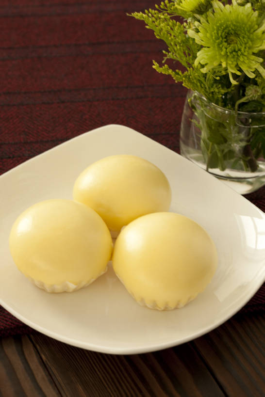 点心,无人,竖图,特写,桌子,静物,餐具,中国,亚洲,装饰,美味,食品,小吃,饮食,绿色,盘子,甜食,诱惑,摄影,膳食,东亚,蒸菜,彩图,影棚拍摄,流沙包,bj175