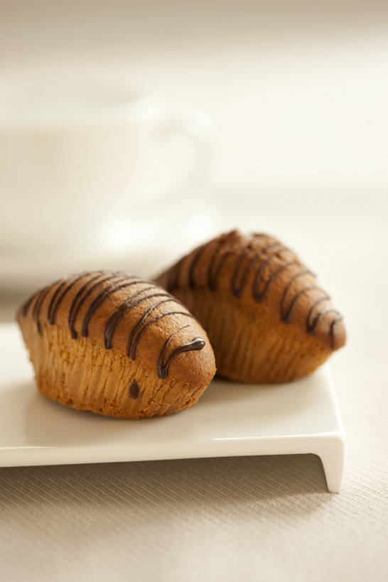 点心,无人,竖图,特写,留白,白色背景,烘焙,桌子,静物,餐具,艺术,装饰,美味,食品,巧克力蛋糕,小吃,饮食,甜食,诱惑,摄影,膳食,彩图,影棚拍摄,bj175