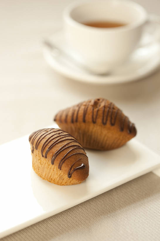 点心,无人,竖图,特写,留白,白色背景,烘焙,桌子,静物,餐具,艺术,装饰,美味,食品,巧克力蛋糕,小吃,饮食,甜食,诱惑,摄影,膳食,彩图,影棚拍摄,bj175