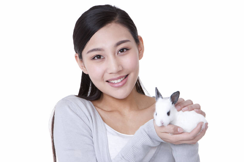 成年人,一个人,微笑,横图,白色背景,正面,快乐,幸福,纯洁,宠物,北京,中国,亚洲,拿着,注视,休闲装,一只,观察,看,可爱,童年,童趣,摄影,影棚,生活方式,观看,察看,享乐,关注,摄影棚,童真,东亚,东亚人,烂漫,无邪,爱抚,家兔,柔和,天真,年轻女性,女人,亚洲人,中国人,年轻人,触摸,半身,彩图,影棚拍摄,爱,深情,拍摄,bj175