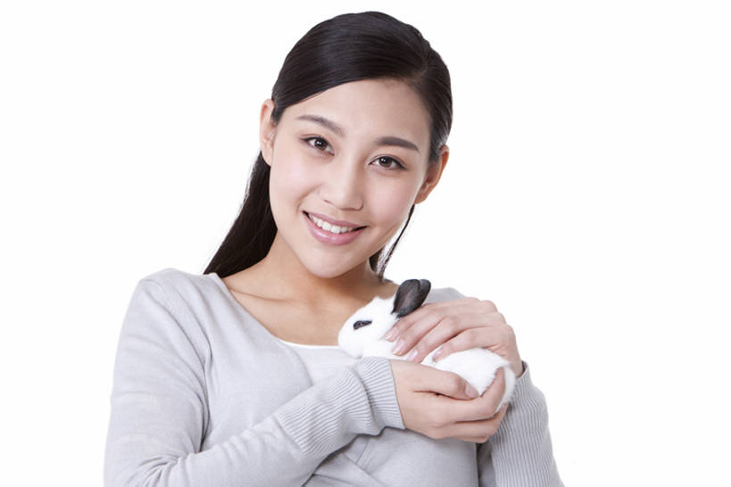 成年人,一个人,微笑,横图,白色背景,正面,快乐,幸福,纯洁,宠物,北京,中国,亚洲,拿着,注视,休闲装,一只,观察,看,可爱,童年,童趣,摄影,影棚,生活方式,观看,察看,享乐,关注,摄影棚,童真,东亚,东亚人,烂漫,无邪,爱抚,家兔,柔和,天真,年轻女性,女人,亚洲人,中国人,年轻人,触摸,半身,彩图,影棚拍摄,爱,深情,拍摄,bj175