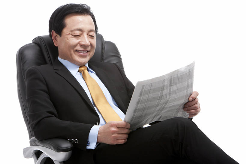 东方人,老年人,一个人,商务人士,商务男性,坐,微笑,横图,留白,白色背景,正面,衬衫,商务,智慧,骄傲,成功,信心,报纸,椅子,中国,亚洲,仅一个男性,套装,拿着,职业,读书,摄影,主席,影棚,办公椅,领导,经理,摄影棚,老板椅,商务装,工薪阶层,东亚,把握,老年男性,男人,男性,亚洲人,中国人,白领,上班族,彩图,影棚拍摄,衬衣,拍摄,首席执行官,掌控,bj175