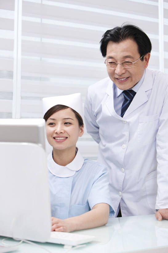 东方人,成年人,老年人,两个人,医生,护士,办公室,医院,坐,微笑,竖图,室内,白天,正面,制服,快乐,通讯,幸福,合作,团队,技术,北京,中国,亚洲,敲打,检查,工作,分析,联系,干净,输入,现代,打字,医护人员,医疗人员,职业,摄影,技巧,点击,协助,支撑,敲击,医疗,手艺,东亚,医疗机构,技能,技艺,按键,计算机,老年男性,男人,男性,年轻女性,女人,女性,亚洲人,中国人,年轻人,大夫,彩图,病院,诊所,妙技,本领,门诊部,口腔医学,诊疗室,bj175
