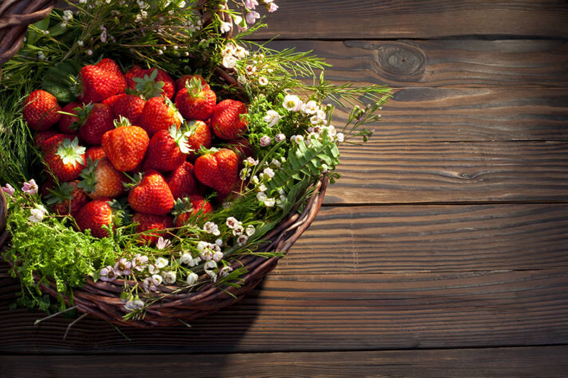 无人,横图,俯视,室内,留白,背景,水,桌子,草莓,静物,水果,中国,丰富,篮子,木材,木纹,食品,饮品,筐,花,食物,饮料,绿色,容器,概念,健康,摄影,多样,简单,可口,东亚,健康食物,适口,彩图,高角度拍摄,bj175