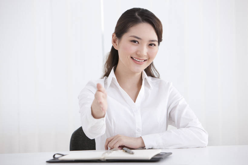 东方人,成年人,一个人,商务人士,商务女性,办公室,坐,握手,微笑,横图,室内,留白,正面,商务,快乐,幸福,成功,窗户,北京,中国,亚洲,仅一个年轻女性,仅一个女性,仅一个人,套装,正装,注视,书桌,白色,观察,看,美女,摄影,生活方式,观看,面试,办公椅,察看,关注,祝贺,肖像,商务装,工薪阶层,东亚,年轻女性,女人,女性,亚洲人,中国人,年轻人,白领,上班族,半身,彩图,口试,bj175