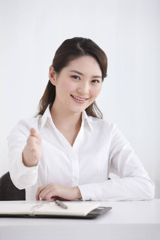 东方人,成年人,一个人,商务人士,商务女性,办公室,坐,握手,微笑,竖图,室内,正面,商务,快乐,幸福,成功,窗户,北京,中国,亚洲,仅一个年轻女性,仅一个女性,仅一个人,套装,正装,注视,书桌,白色,观察,看,美女,摄影,生活方式,观看,面试,办公椅,察看,关注,祝贺,肖像,商务装,工薪阶层,东亚,年轻女性,女人,女性,亚洲人,中国人,年轻人,白领,上班族,半身,彩图,口试,bj175