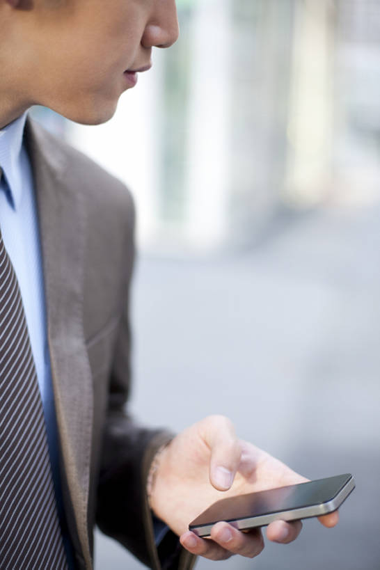 手,一个人,商务人士,商务男性,竖图,室外,特写,白天,衬衫,商务,通讯,手机,北京,中国,亚洲,套装,领带,拿着,职业,人体,摄影,部分,经理,商务装,工薪阶层,东亚,白领,商人,上班族,彩图,衬衣,首席执行官,bj175