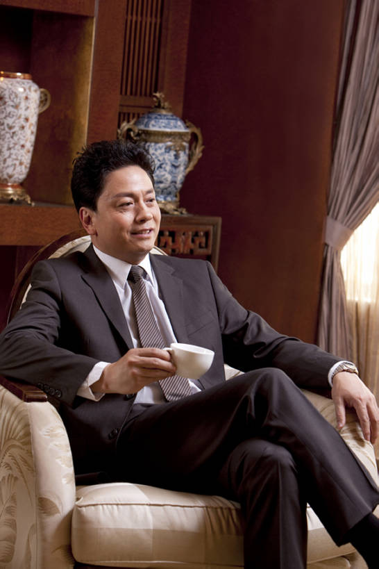 东方人,成年人,中年人,老年人,一个人,商务人士,商务男性,坐,微笑,竖图,室内,正面,衬衫,商务,奢侈,快乐,满意,幸福,成功,信心,椅子,北京,中国,亚洲,仅一个男性,仅一个人,仅一个中年男性,套装,咖啡杯,豪华,拿着,娱乐,大厅,会所,休息,思考,放松,想,财富,俱乐部,摄影,生活方式,华丽,权威,领导,扶手椅,享乐,成就,华贵,商务装,工薪阶层,东亚,热饮,欧洲文化,富丽,华美,贵宾室,无忧无虑,把握,老年男性,男人,男性,中年男性,亚洲人,中国人,白领,上班族,休闲活动,彩图,衬衣,华侈,奢华,首席执行官,头等舱,上层阶级,社交,掌控,bj175