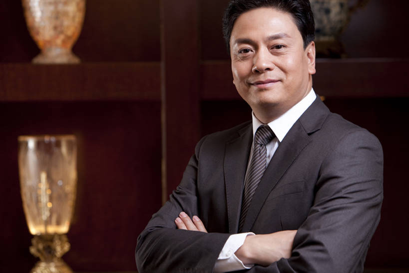 东方人,成年人,中年人,老年人,脸,头,脸颊,一个人,商务人士,商务男性,宾馆,站,双手交叉,微笑,横图,室内,留白,正面,衬衫,商务,奢侈,快乐,满意,幸福,骄傲,成功,信心,酒店,北京,中国,亚洲,仅一个男性,仅一个人,仅一个中年男性,套装,豪华,注视,娱乐,大厅,会所,肩膀,观察,看,财富,俱乐部,摄影,生活方式,观看,酒家,华丽,旅社,权威,察看,领导,双手抱胸,享乐,成就,关注,华贵,商务装,工薪阶层,东亚,欧洲文化,富丽,华美,贵宾室,把握,老年男性,男人,男性,中年男性,亚洲人,中国人,头部,脸部,脸蛋,面部,白领,上班族,彩图,衬衣,客店,客栈,旅店,旅馆,商旅,华侈,奢华,首席执行官,头等舱,上层阶级,社交,掌控,bj175