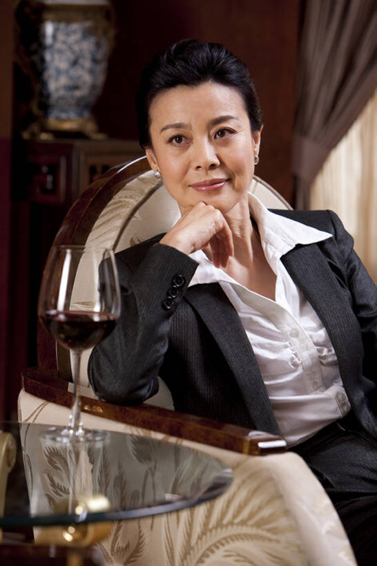 葡萄酒,东方人,成年人,中年人,老年人,一个人,商务人士,商务女性,宾馆,坐,竖图,室内,正面,商务,奢侈,满意,成功,信心,酒店,北京,中国,亚洲,仅一个女性,仅一个人,撑,套装,豪华,托腮,注视,娱乐,大厅,会所,观察,看,托,仅一个中年女性,休息,思考,红葡萄酒,放松,想,财富,俱乐部,摄影,生活方式,观看,酒家,华丽,旅社,权威,察看,专心,领导,享乐,葡萄酒杯,成就,关注,托下巴,华贵,商务装,工薪阶层,东亚,欧洲文化,富丽,华美,贵宾室,把握,老年女性,女人,女性,中年女性,亚洲人,中国人,白领,上班族,休闲活动,半身,彩图,客店,客栈,旅店,旅馆,商旅,华侈,奢华,首席执行官,上层阶级,社交,掌控,bj175