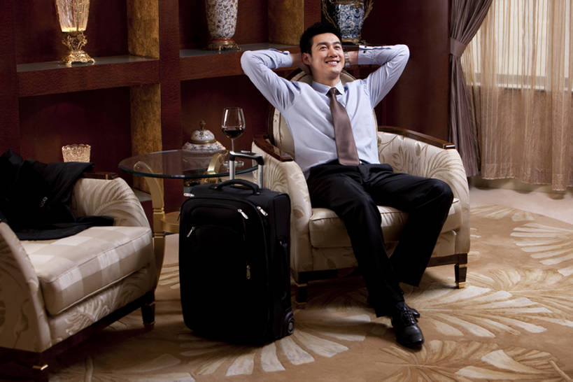 葡萄酒,东方人,成年人,一个人,商务人士,商务男性,宾馆,坐,躺,微笑,横图,室内,正面,衬衫,商务,奢侈,快乐,满意,幸福,成功,信心,酒店,手提箱,椅子,北京,中国,亚洲,仅一个男性,仅一个人,抱头,套装,豪华,娱乐,大厅,会所,仅一个年轻男性,行李,休息,红葡萄酒,放松,财富,俱乐部,摄影,生活方式,酒家,华丽,旅社,双手抱头,扶手椅,享乐,葡萄酒杯,华贵,商务装,等,工薪阶层,东亚,欧洲文化,富丽,捧首,捧头,华美,贵宾室,无忧无虑,卧着,男人,男性,年轻男性,亚洲人,中国人,年轻人,白领,上班族,休闲活动,躺着,卧,彩图,全身,衬衣,旅行,客店,客栈,旅店,旅馆,商旅,华侈,奢华,头等舱,上层阶级,商务旅行,社交,bj175