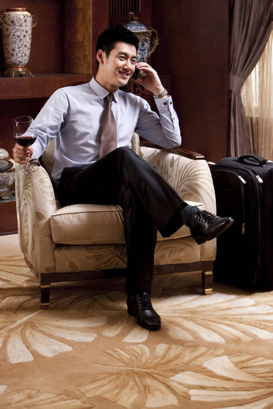 葡萄酒,东方人,成年人,一个人,商务人士,商务男性,宾馆,坐,微笑,竖图,室内,正面,衬衫,商务,奢侈,快乐,满意,幸福,成功,信心,酒店,手提箱,手机,椅子,北京,中国,亚洲,仅一个男性,仅一个人,套装,豪华,联系,二郎腿,拿着,娱乐,大厅,会所,仅一个年轻男性,行李,休息,红葡萄酒,放松,财富,俱乐部,摄影,生活方式,酒家,华丽,旅社,便利,扶手椅,享乐,葡萄酒杯,华贵,商务装,等,工薪阶层,智能手机,东亚,欧洲文化,富丽,无线电技术,华美,贵宾室,无忧无虑,男人,男性,年轻男性,亚洲人,中国人,年轻人,白领,上班族,休闲活动,彩图,全身,衬衣,旅行,客店,客栈,旅店,旅馆,商旅,华侈,奢华,头等舱,上层阶级,商务旅行,社交,bj175