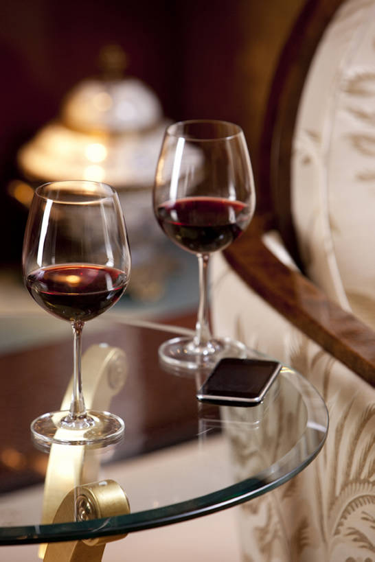 葡萄酒,无人,宾馆,竖图,室内,商务,奢侈,酒店,手机,椅子,北京,中国,亚洲,酒类,一对,豪华,联系,娱乐,大厅,饮食,会所,酒,饮料,两个,红葡萄酒,财富,俱乐部,摄影,酒家,华丽,旅社,扶手椅,葡萄酒杯,华贵,智能手机,东亚,欧洲文化,富丽,华美,贵宾室,彩图,客店,客栈,旅店,旅馆,商旅,华侈,奢华,头等舱,上层阶级,社交,bj175