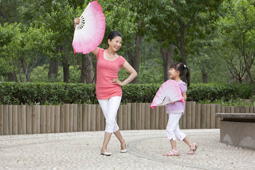 东方人,儿童,成年人,中年人,老年人,两个人,家庭,祖母,公园,笑,微笑,横图,室外,白天,正面,锻炼,旅游,度假,游戏,快乐,满意,幸福,纯洁,美景,北京,中国,亚洲,景观,年轻,玩,休闲装,娱乐,传统,刺激,树,小孩,绿色,自然,夏天,叉腰,教,享受,休闲,健康,温暖,温馨,一家人,景色,放松,可爱,乐趣,童年,童趣,摄影,指导,活动,和睦,退休,享乐,发泄,关爱,消遣,智力,中国文化,自然风光,亲情,爱好,童真,东亚,烂漫,无邪,陪同,宣泄,技能,陪伴,无忧无虑,天真,老年女性,女孩,女人,女性,亚洲人,中国人,孩子,孙女,玩耍,嬉戏,彩图,全身,欢乐,舞蹈,融洽,传统文化,精力,人老心不老,扇舞,代沟,伴随,bj175