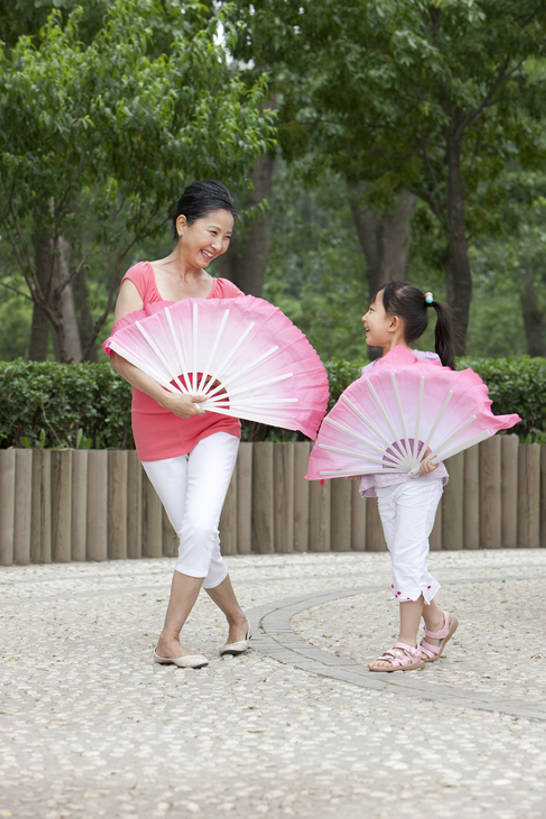 东方人,儿童,成年人,中年人,老年人,两个人,家庭,祖母,公园,笑,微笑,竖图,室外,白天,正面,锻炼,旅游,度假,游戏,快乐,满意,幸福,纯洁,美景,北京,中国,亚洲,景观,年轻,玩,休闲装,娱乐,传统,刺激,树,小孩,绿色,自然,夏天,教,享受,休闲,健康,温暖,温馨,一家人,景色,放松,可爱,乐趣,童年,童趣,凝视,摄影,指导,活动,和睦,退休,享乐,发泄,关爱,消遣,智力,中国文化,自然风光,亲情,爱好,童真,东亚,烂漫,无邪,陪同,宣泄,技能,陪伴,无忧无虑,天真,老年女性,女孩,女人,女性,亚洲人,中国人,孩子,孙女,玩耍,嬉戏,彩图,全身,欢乐,舞蹈,融洽,传统文化,精力,人老心不老,扇舞,代沟,伴随,bj175