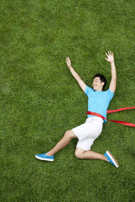 东方人,成年人,一个人,公园,躺,跑,举,微笑,竖图,俯视,室外,白天,留白,锻炼,旅游,度假,快乐,兴奋,成功,比赛,运动,竞争,赛跑,草地,美景,中国,亚洲,第一名,仅一个男性,仅一个人,景观,休闲装,娱乐,刺激,草,仅一个年轻男性,绿色,自然,夏天,托,享受,休闲,景色,放松,幻想,活力,乐趣,模仿,摄影,生活方式,幽默,创造力,享乐,体育运动,自然风光,终点线,户外活动,想象,东亚,陪同,陪伴,获胜,体育,男人,男性,年轻男性,亚洲人,中国人,年轻人,休闲活动,举起,举手,举着,向上举,向上伸,向上托,彩图,高角度拍摄,全身,健身,欢乐,伴随,bj175