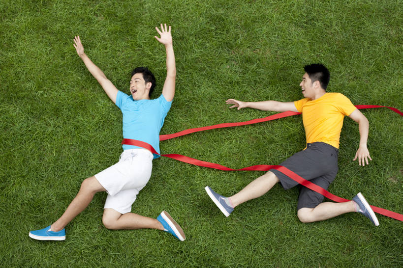 东方人,成年人,一个人,两个人,公园,躺,跑,举,微笑,横图,俯视,室外,白天,留白,锻炼,旅游,度假,游戏,快乐,兴奋,成功,比赛,运动,竞争,赛跑,草地,美景,中国,亚洲,第一名,仅一个男性,仅一个人,追赶,景观,玩,休闲装,娱乐,刺激,草,仅一个年轻男性,绿色,自然,夏天,托,享受,休闲,景色,放松,幻想,活力,乐趣,模仿,摄影,生活方式,活动,幽默,创造力,享乐,体育运动,发泄,消遣,智力,自然风光,终点线,户外活动,想象,东亚,陪同,宣泄,陪伴,获胜,体育,男人,男性,年轻男性,亚洲人,中国人,年轻人,休闲活动,举起,举手,举着,玩耍,嬉戏,向上举,向上伸,向上托,彩图,高角度拍摄,全身,健身,欢乐,伴随,bj175