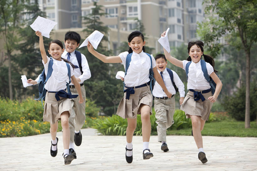 东方人,西方人,儿童,四个人,学生,学校,教学楼,操场,运动场,举,笑,微笑,露齿笑,横图,室外,白天,正面,衬衫,裙子,快乐,兴奋,友谊,幸福,纯洁,实验,研发,北京,欧洲,中国,欧洲人,亚洲,第一名,正装,欢呼,研究,科学,书包,小路,领带,教育,拿着,体育场,校园,刺激,小孩,背包,托,教室,校服,比较,活力,可爱,童年,童趣,摄影,田径场,生长,生活方式,科研,考试,象征,庄重,化验,身份,检验,童真,东亚,烂漫,无邪,成绩单,陪同,正式,地位,陪伴,无忧无虑,获胜,天真,男孩,女孩,白种人,亚洲人,中国人,孩子,步行,举起,举手,举着,向上举,向上伸,向上托,彩图,全身,衬衣,教学大楼,小学,男生,女生,小学生,白色人种,国际学校,挨着,好消息,伴随,bj175