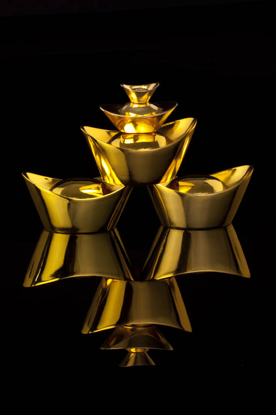 无人,竖图,特写,留白,运气,静物,北京,中国,亚洲,许多,堆叠,黑色背景,反射,光线,金属,光芒,很多,古典,传统,黄金,财富,金融,摄影,珍贵,中国文化,华贵,东亚,远古,东亚文化,繁荣,古代文明,货币,彩图,影棚拍摄,元宝,传统文化,bj175