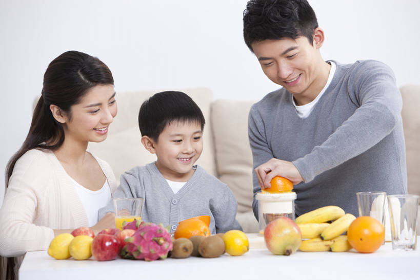 果汁,东方人,儿童,成年人,三个人,家庭,父母,母亲,父亲,女儿,儿子,家,客厅,站,推,笑,微笑,露齿笑,横图,室内,白天,白色背景,正面,快乐,幸福,纯洁,沙发,桌子,苹果,柠檬,石榴,香蕉,水果,北京,中国,亚洲,连接,准备,并排,房屋,食品,饮品,休闲装,榨汁机,饮食,火龙果,食物,饮料,小孩,站着,休闲,健康,温暖,温馨,一家人,放松,活力,可爱,童年,童趣,摄影,有机食品,生长,生活方式,协助,和睦,维生素,起居室,享乐,关爱,可口,清新,桔子汁,童真,东亚,烂漫,无邪,健康食物,石榴籽,发展,陪同,适口,陪伴,无忧无虑,天真,男孩,男人,男性,年轻男性,年轻女性,女人,女性,亚洲人,中国人,孩子,年轻人,玻璃杯,休闲活动,站立,半身,彩图,欢乐,抗氧化剂,融洽,男生,挨着,伴随,bj175