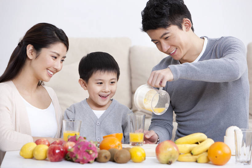 果汁,东方人,儿童,成年人,三个人,家庭,父母,母亲,父亲,女儿,儿子,家,客厅,站,笑,微笑,露齿笑,横图,室内,白天,白色背景,正面,快乐,幸福,纯洁,沙发,桌子,苹果,柠檬,石榴,香蕉,水果,北京,中国,亚洲,倒,连接,准备,并排,房屋,食品,饮品,休闲装,榨汁机,饮食,火龙果,食物,饮料,小孩,站着,休闲,健康,温暖,温馨,一家人,放松,活力,可爱,童年,童趣,摄影,有机食品,生长,生活方式,协助,和睦,维生素,起居室,享乐,关爱,可口,清新,桔子汁,童真,东亚,烂漫,无邪,健康食物,石榴籽,发展,陪同,适口,陪伴,无忧无虑,天真,男孩,男人,男性,年轻男性,年轻女性,女人,女性,亚洲人,中国人,孩子,年轻人,玻璃杯,休闲活动,站立,半身,彩图,欢乐,抗氧化剂,融洽,男生,挨着,伴随,bj175