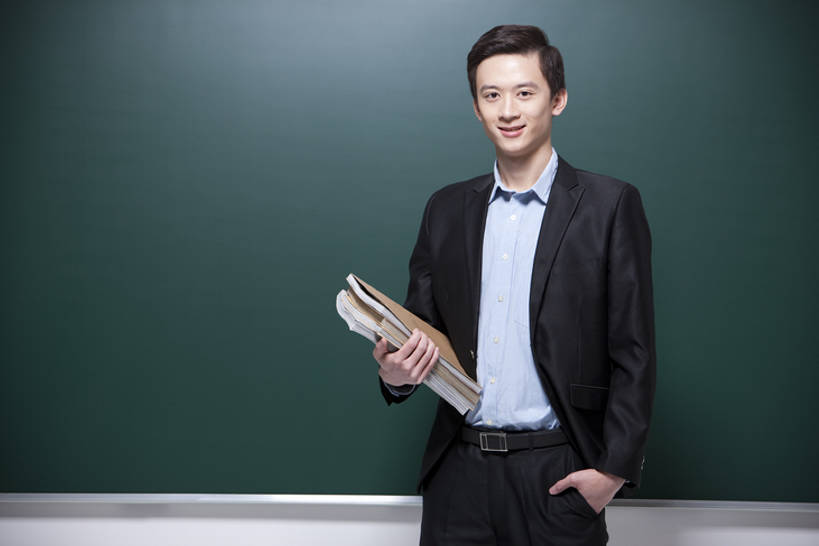 东方人,成年人,一个人,教师,笑,微笑,露齿笑,横图,室内,白天,留白,正面,快乐,幸福,智慧,信心,技术,北京,中国,亚洲,仅一个男性,仅一个人,准备,套装,正装,教育,拿着,注视,仅一个年轻男性,教科书,黑板,观察,看,职业,教室,摄影,生活方式,观看,指导,技巧,察看,知识,关爱,关注,努力,肖像,手艺,手插袋,东亚,责任,贡献,技能,技艺,男人,男性,年轻男性,亚洲人,中国人,年轻人,讲师,书,插兜,手插兜,彩图,大学,小学,妙技,手抄兜,本领,培训师,bj175