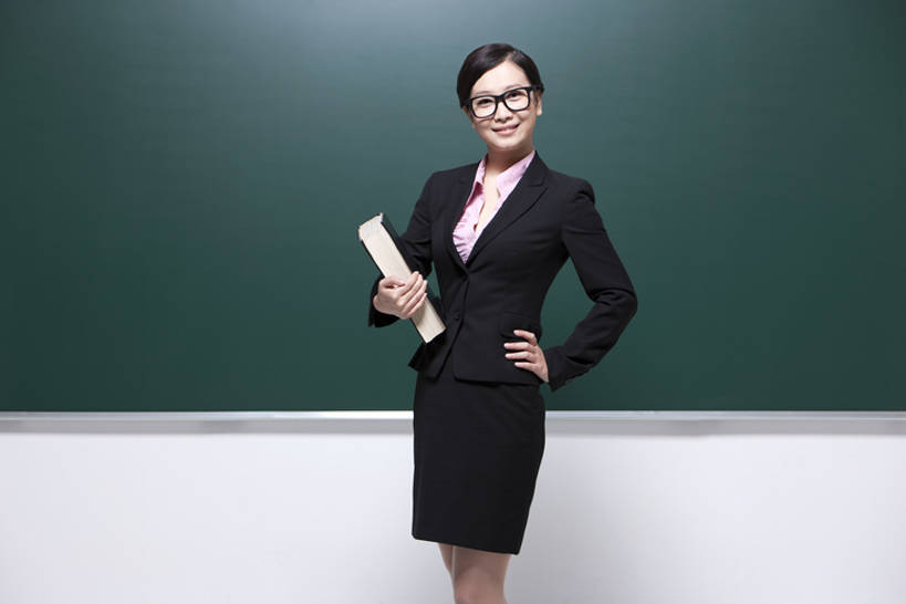 东方人,成年人,一个人,教师,笑,微笑,露齿笑,横图,室内,白天,留白,正面,快乐,幸福,智慧,信心,技术,北京,中国,亚洲,仅一个年轻女性,仅一个女性,仅一个人,准备,套装,正装,眼镜,教育,拿着,注视,教科书,黑板,叉腰,观察,看,职业,教室,摄影,生活方式,观看,指导,技巧,察看,知识,关爱,关注,努力,肖像,手艺,东亚,责任,贡献,技能,技艺,年轻女性,女人,女性,亚洲人,中国人,年轻人,讲师,书,彩图,大学,小学,妙技,本领,培训师,bj175