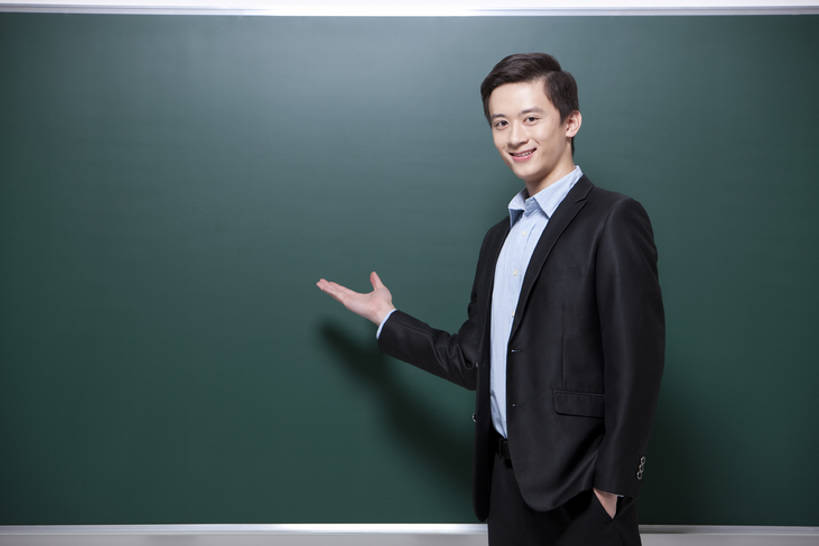 东方人,成年人,一个人,教师,笑,微笑,露齿笑,横图,室内,白天,留白,正面,快乐,幸福,智慧,信心,技术,北京,中国,亚洲,仅一个男性,仅一个人,准备,套装,正装,教育,注视,仅一个年轻男性,黑板,观察,看,职业,教室,摄影,生活方式,观看,指导,技巧,察看,知识,解释,关爱,关注,努力,肖像,手艺,手插袋,东亚,责任,贡献,技能,技艺,男人,男性,年轻男性,亚洲人,中国人,年轻人,讲师,插兜,手插兜,张开手臂,半身,彩图,大学,小学,妙技,手抄兜,本领,培训师,bj175