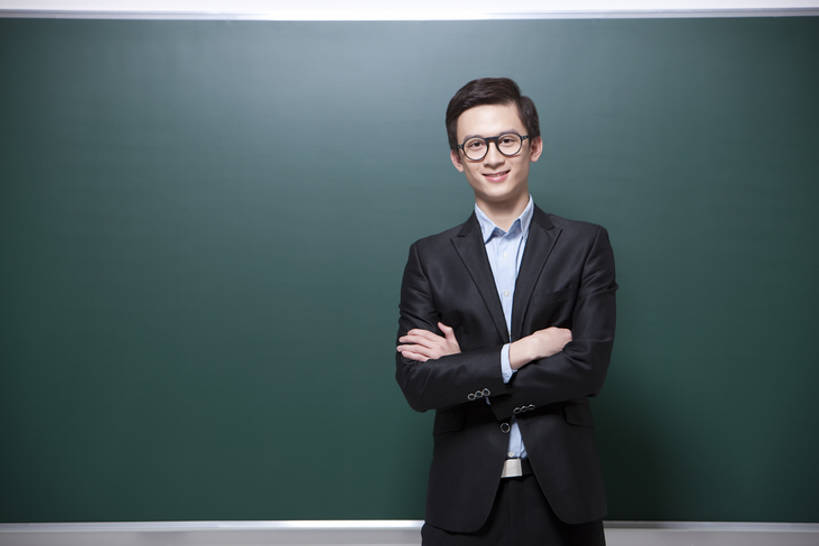 东方人,成年人,一个人,教师,笑,双手交叉,微笑,露齿笑,横图,室内,白天,留白,正面,快乐,幸福,智慧,信心,技术,北京,中国,亚洲,仅一个男性,仅一个人,准备,套装,正装,眼镜,教育,注视,仅一个年轻男性,黑板,观察,看,职业,教室,摄影,生活方式,观看,指导,技巧,权威,察看,双手抱胸,知识,关爱,关注,努力,肖像,手艺,东亚,责任,贡献,技能,技艺,男人,男性,年轻男性,亚洲人,中国人,年轻人,讲师,彩图,大学,小学,妙技,本领,培训师,bj175