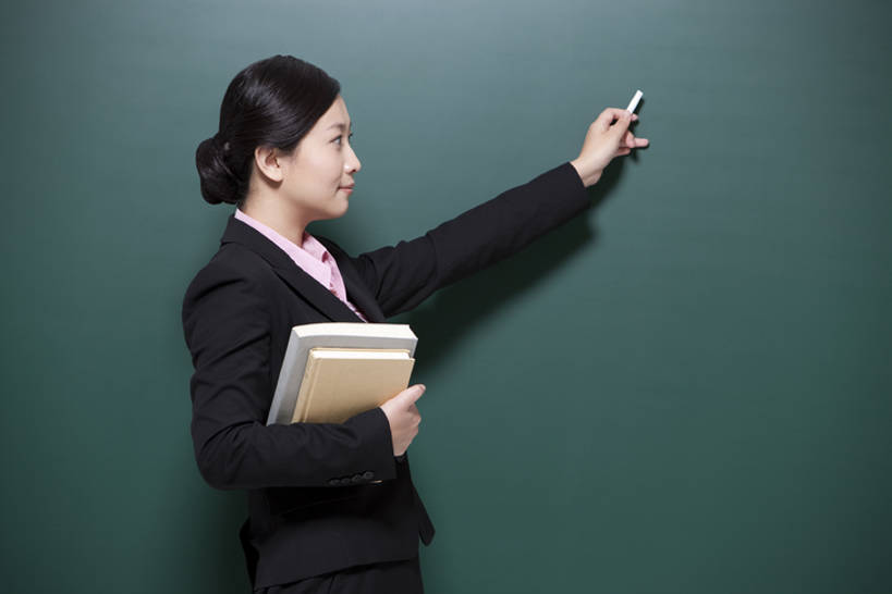 东方人,成年人,一个人,教师,微笑,横图,室内,白天,留白,侧面,快乐,幸福,智慧,信心,技术,北京,中国,亚洲,仅一个年轻女性,仅一个女性,仅一个人,写,准备,套装,正装,教育,粉笔,教科书,黑板,教,职业,教室,摄影,生活方式,指导,技巧,知识,关爱,努力,手艺,东亚,责任,贡献,技能,技艺,年轻女性,女人,女性,亚洲人,中国人,年轻人,讲师,书,半身,彩图,大学,小学,妙技,本领,培训师,bj175