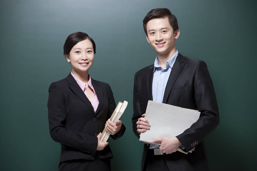 东方人,成年人,两个人,教师,笑,微笑,露齿笑,横图,室内,白天,留白,侧面,快乐,友谊,幸福,智慧,团队,信心,技术,北京,中国,亚洲,准备,套装,正装,并排,教育,注视,教科书,黑板,观察,看,职业,教室,摄影,生活方式,观看,指导,技巧,察看,知识,关爱,关注,努力,肖像,手艺,合伙,东亚,责任,贡献,技能,技艺,男人,男性,年轻男性,年轻女性,女人,女性,亚洲人,中国人,年轻人,讲师,书,半身,彩图,大学,小学,妙技,本领,挨着,培训师,bj175