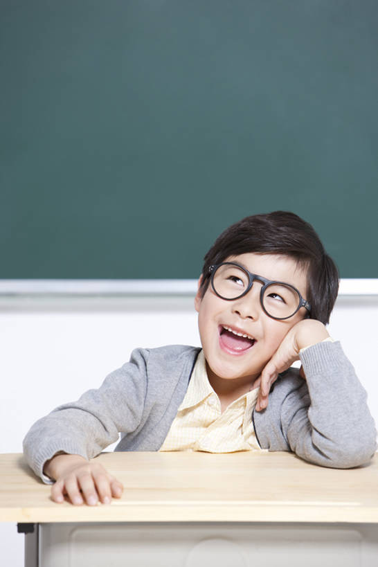 东方人,儿童,一个人,学生,站,坐,笑,微笑,露齿笑,竖图,室内,白天,留白,正面,快乐,兴奋,幸福,纯洁,智慧,信心,北京,中国,亚洲,仅一个男性,仅一个人,撑,眼镜,教育,托腮,休闲装,书桌,刺激,小孩,黑板,托,向上看,站着,仅一个小孩,教室,思考,可爱,乐趣,童年,童趣,想,摄影,生长,生活方式,灵感,幽默,创造力,知识,享乐,托下巴,肖像,梦想,想象,童真,渴望,东亚,烂漫,无邪,发展,空白,天真,男孩,男人,男性,亚洲人,中国人,孩子,站立,半身,彩图,欢乐,小学,男生,翻白眼,小学生,好奇心,白日梦,bj175
