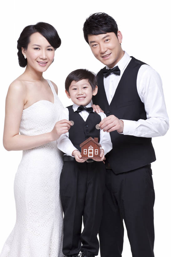 东方人,儿童,成年人,中年人,三个人,家庭,父母,母亲,父亲,女儿,儿子,花园,站,笑,微笑,露齿笑,竖图,留白,白色背景,正面,晚礼服,快乐,幸福,纯洁,成功,花圃,北京,中国,亚洲,服装,正装,领结,房屋,拿着,注视,休闲装,小孩,衣服,观察,看,站着,休闲,温暖,温馨,一家人,休闲服,可爱,童年,童趣,储蓄,搭,财富,金融,投资,摄影,服饰,影棚,生活方式,观看,马甲,礼节,和睦,察看,高雅,贵族,存钱罐,成就,搭着,关注,摄影棚,亲情,预算,房地产,童真,婚姻,东亚,烂漫,无邪,陪同,陪伴,天真,硬币,男孩,男人,男性,年轻女性,女人,女性,中年男性,亚洲人,中国人,孩子,年轻人,小花园,站立,彩图,影棚拍摄,晚宴服,舞会服,洋服,洋装,夜礼服,深情,拍摄,融洽,男生,上层阶级,挨着,伴随,bj175